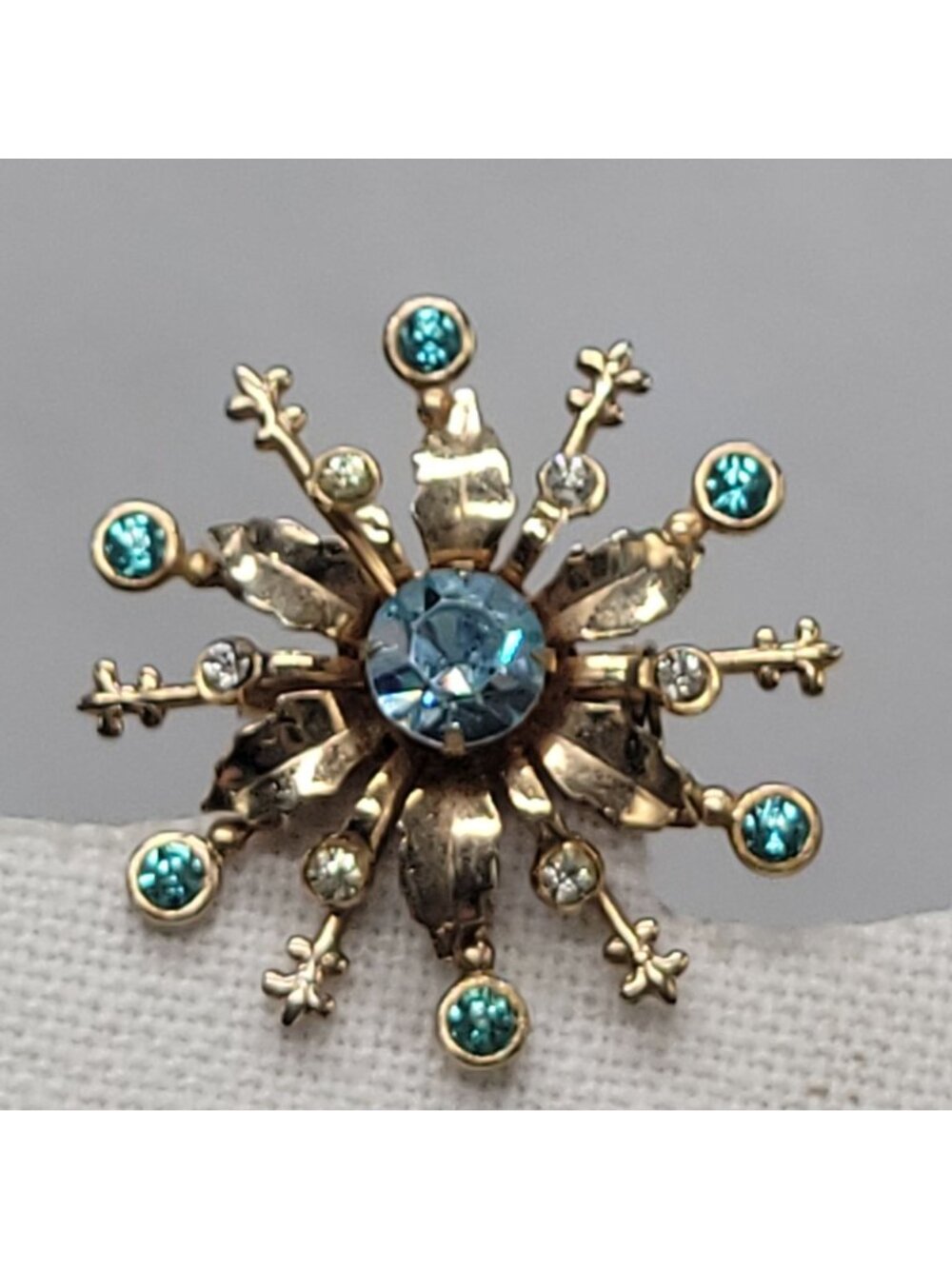 Vtg Rhinestone Snowflake Starburst Brooch Pin Gold Tone Blue & Clear Stones 1.5"
